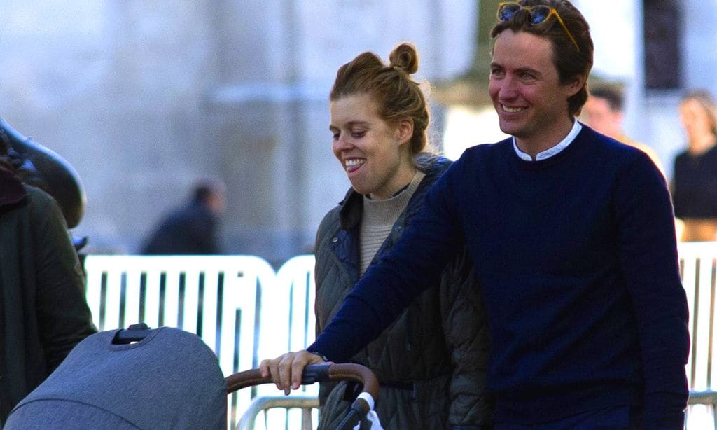 Primeras imágenes de Beatriz de York y su marido de paseo con su hija recién nacida