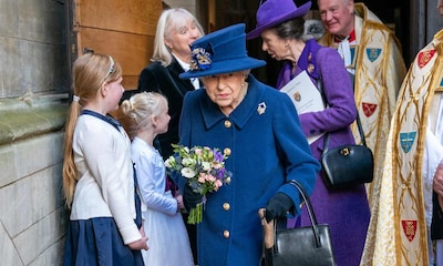 Isabel II, con bastón en público por primera vez en 17 años