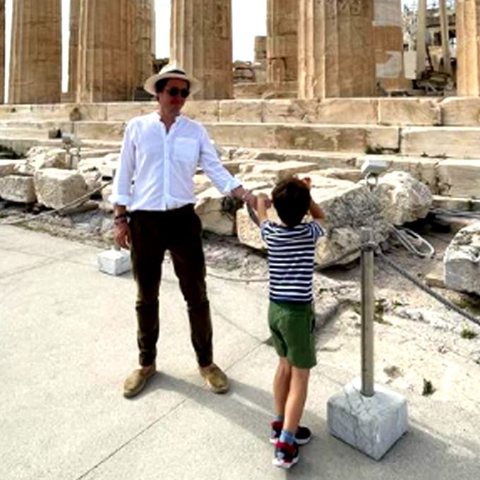 Edoardo Mapelli, marido de Beatriz de York, aprovecha el viaje a Grecia para hacer turismo con su hijo mayor