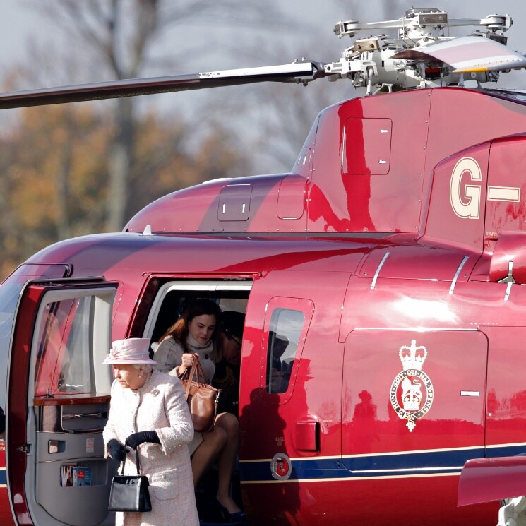 Isabel II viaja a Sandringham en helicóptero con el visto bueno los médicos 