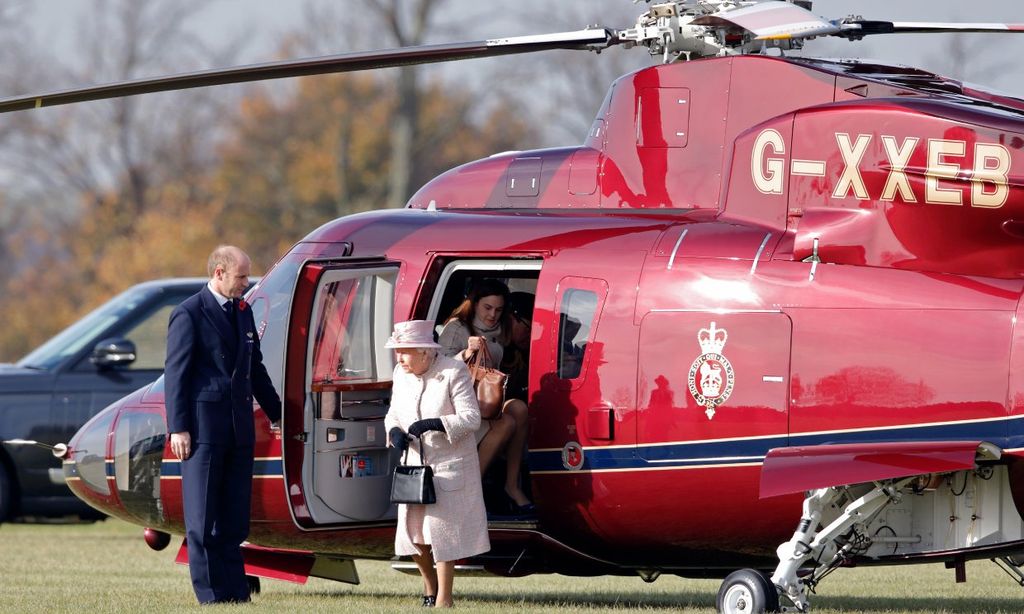 Isabel II viaja a Sandringham en helicóptero tras dar el visto bueno los médicos 