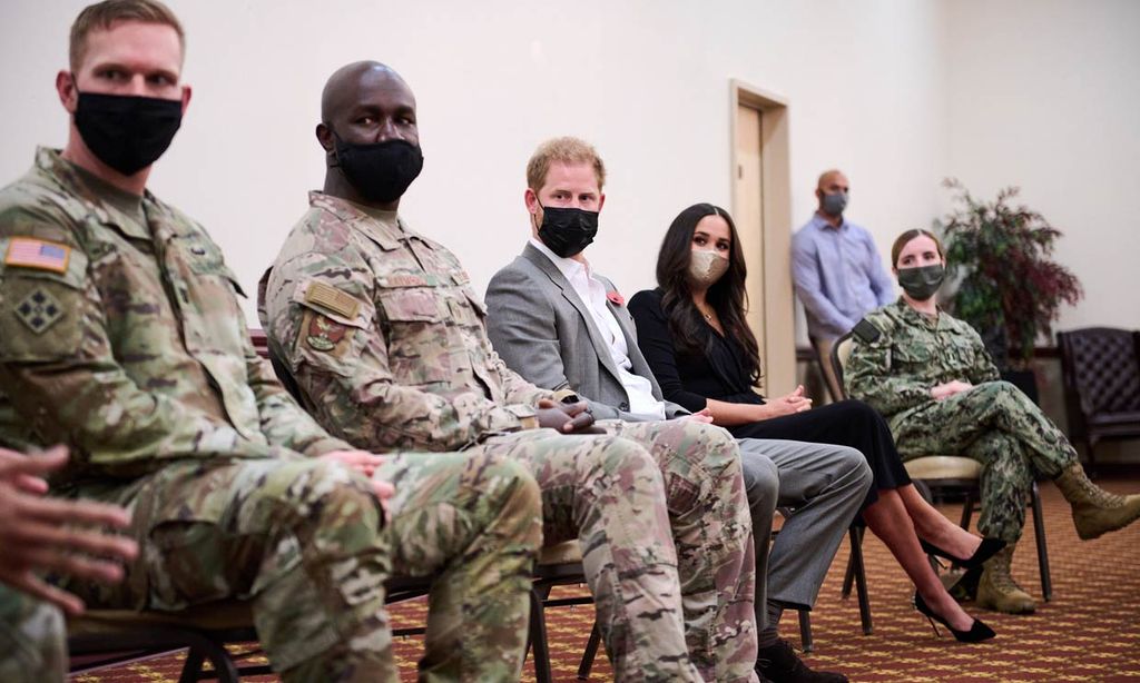 Los duques de Sussex cambian el glamur de la alfombra roja por una visita sorpresa a una base militar