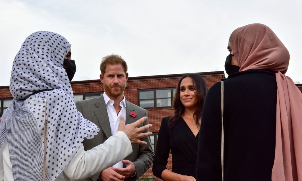 Los duques de Sussex visitan a refugiados afganos