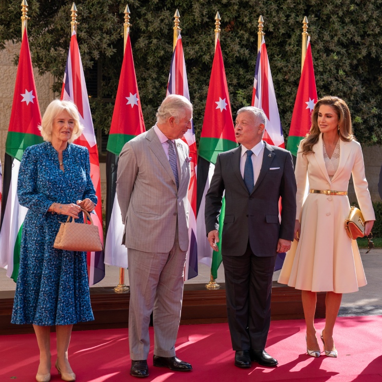 El príncipe Carlos y Camila se reúnen con los Reyes de Jordania durante su gira por Oriente Medio mientras la Reina sigue convaleciente