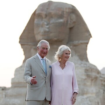 Carlos Inglaterra y Camila de Cornualles entre pirámides y esfinges en Egipto durante su gira por Oriente Medio