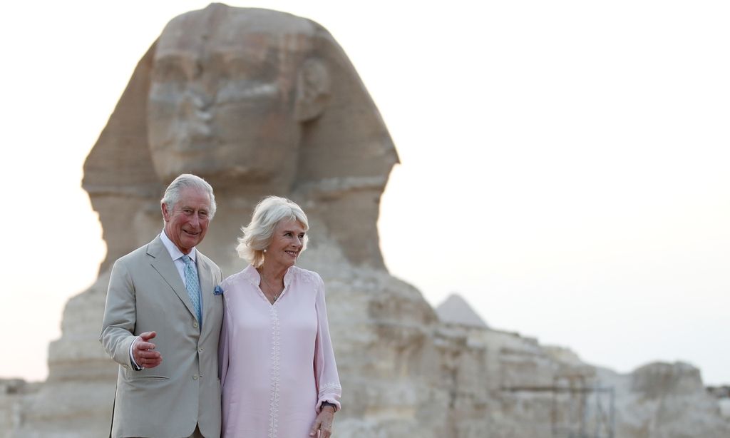 Carlos Inglaterra y Camila de Cornualles entre pirámides y esfinges en Egipto durante su gira por Oriente Medio