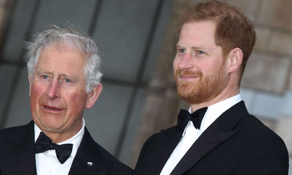 El príncipe Harry se desvincula del escándalo que salpica a la fundación de su padre