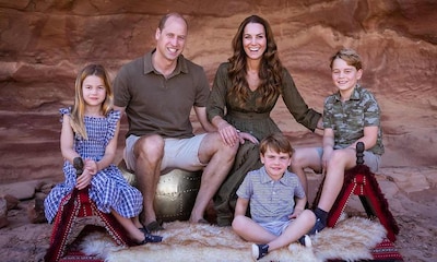 Los duques de Cambridge felicitan la Navidad con una fotografía inédita y muy diferente de sus vacaciones en familia