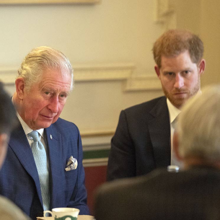 Carlos de Inglaterra tiende puentes con su hijo, el príncipe Harry, y elogia su trabajo 
