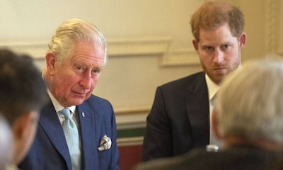 Carlos de Inglaterra tiende puentes con su hijo, el príncipe Harry, y elogia su trabajo