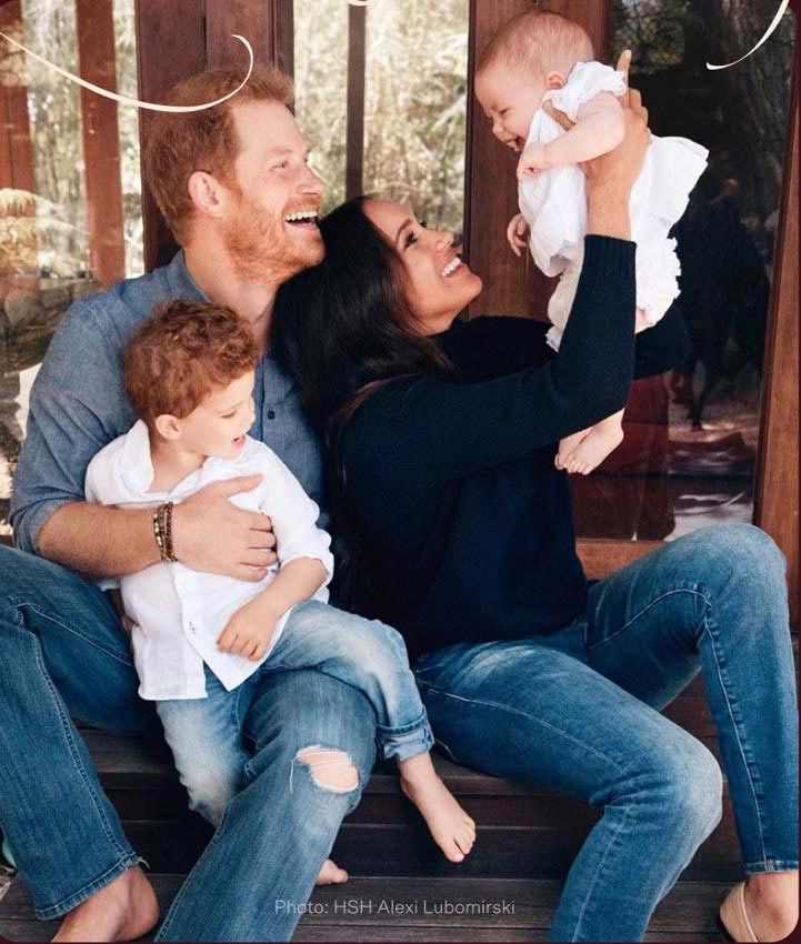 príncipe Harry y Meghan Markle con sus hijos