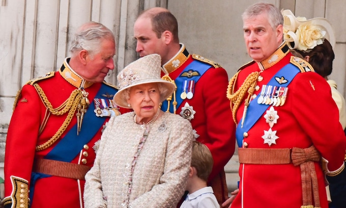 Isabel II, Príncipe Carlos, príncipe Guillermo y príncipe Andrés