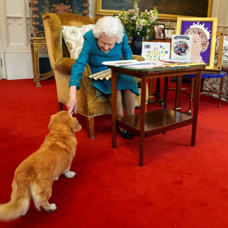 Isabel II, sorprendida por su mascota mientras se divierte con los regalos más ingeniosos por su Jubileo