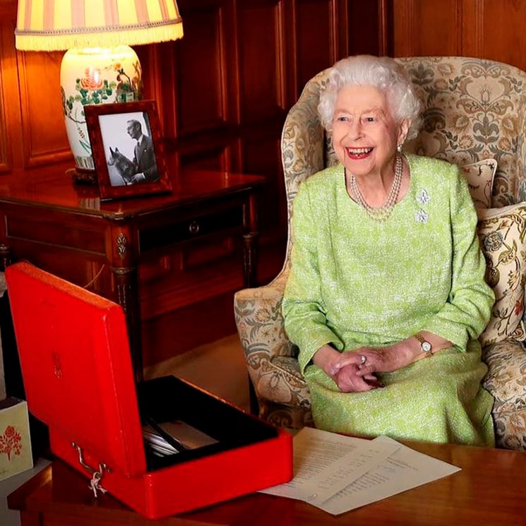 Nueva foto de la Reina con una de sus famosas cajas rojas, ¿qué guardan en su interior?