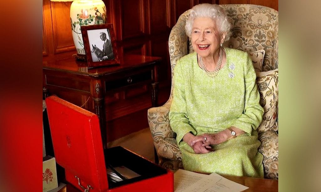 Nueva foto de la Reina con una de sus famosas cajas rojas, ¿qué guardan en su interior?