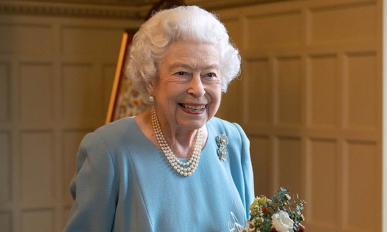 Isabel II, bajo seguimiento médico tras el positivo en covid del príncipe Carlos