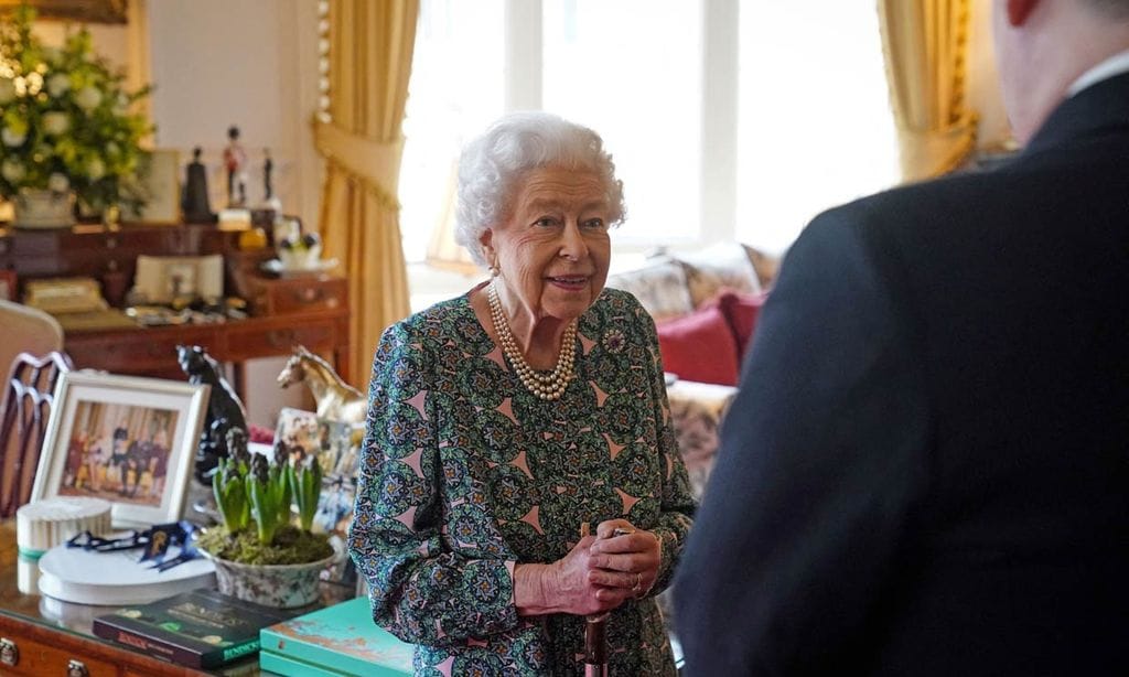 Isabel II reconoce por primera vez en público su fragilidad