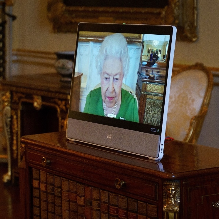 Con buen aspecto y por videoconferencia: Isabel II reaparece tras la preocupación por su estado de salud