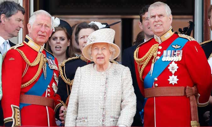 Isabel II, príncipe Carlos y príncipe Andrés