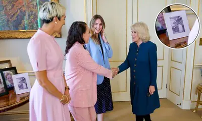 La inesperada foto con Meghan Markle que el príncipe Carlos tiene en el salón de su casa