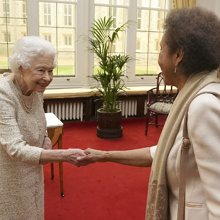 Isabel II retoma su agenda presencial al tiempo que la duquesa de Cornualles anula una cita por las secuelas del covid