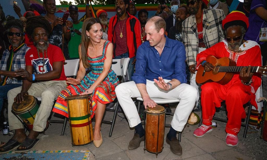 Los duques de Cambridge visitan la casa de Bob Marley y se hacen un divertido 'selfie' en su primera jornada en Jamaica