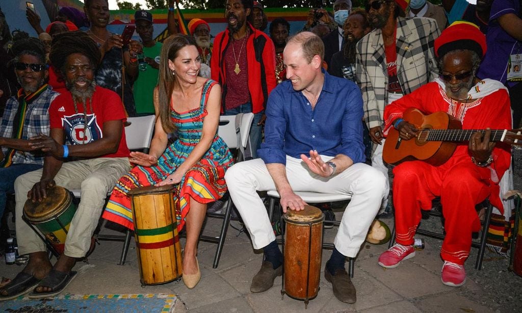 Kate y Guillermo tocando música jamaicana en el barrio de Bob Marley