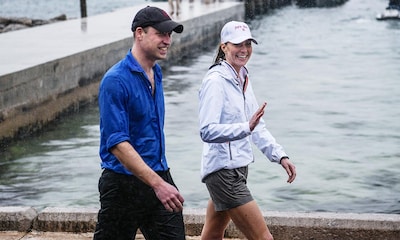 ¡Calados hasta los huesos! Los duques de Cambridge compiten en una regata de vela bajo la lluvia en Bahamas