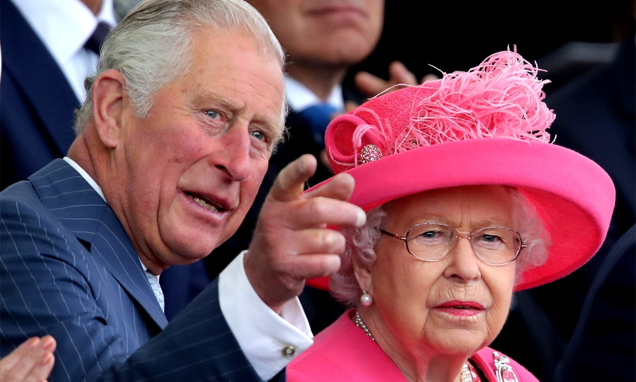El príncipe Carlos y la reina Isabel II