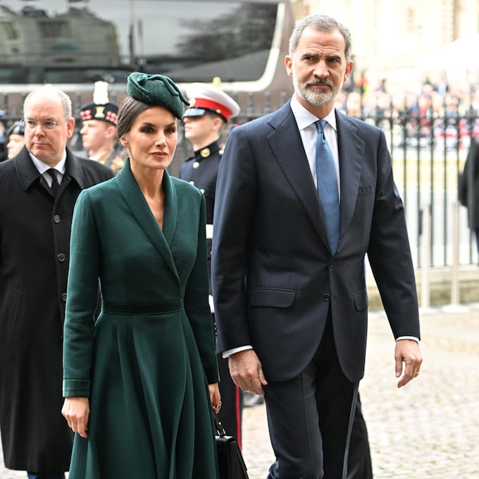 Don Felipe y doña Letizia asisten a la solemne despedida de su 'querido tío Philip'