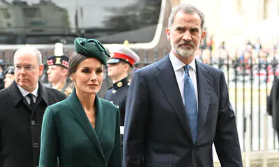 Don Felipe y doña Letizia asisten a la solemne despedida de su 'querido tío Philip'