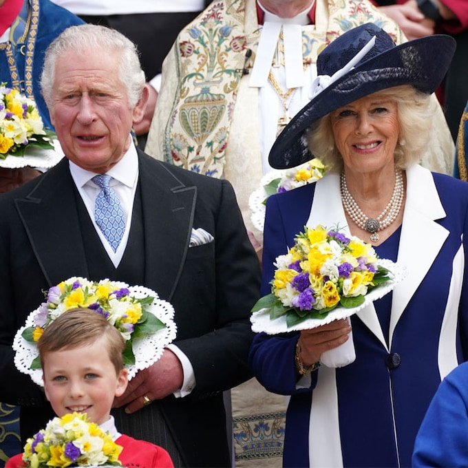 El príncipe Carlos y su mujer sustituyen en el servicio de Pascua a la Reina, que cancela una nueva cita