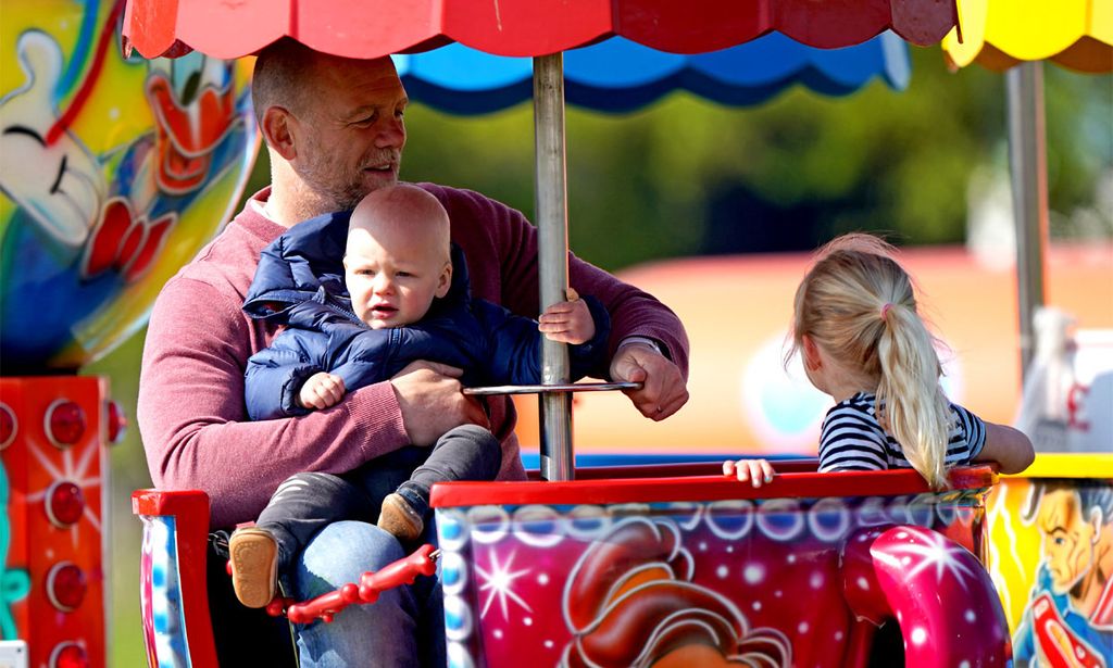 Zara Tindall se luce como amazona mientras su marido y sus hijos disfrutan del parque de atracciones