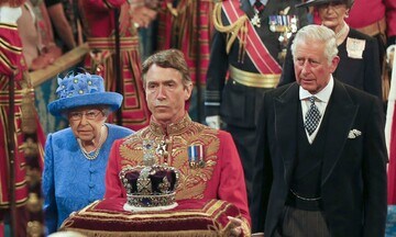 La reina de Inglaterra y el príncipe Carlos en la apertura del Parlamento británico