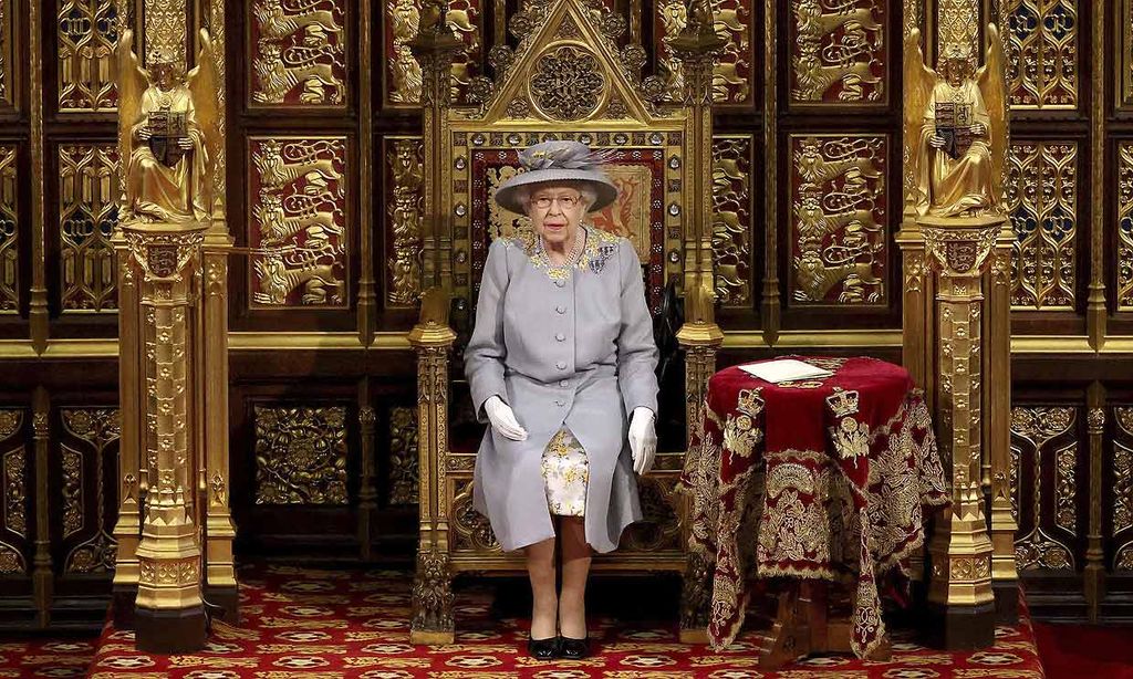 Isabel II en la apertura del Parlamento británico