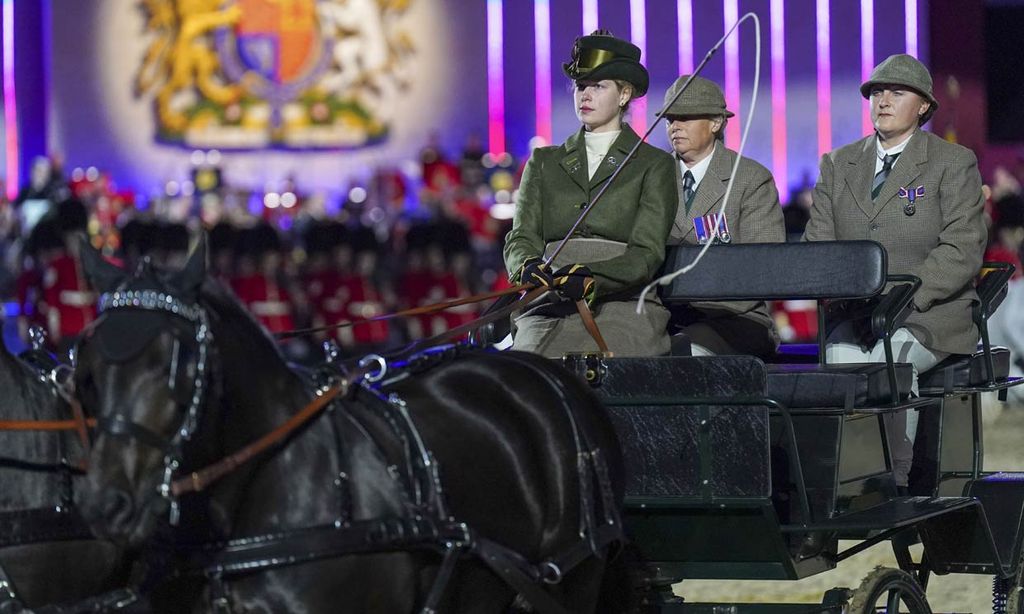 Lady Louise Windsor en un carruaje de caballos