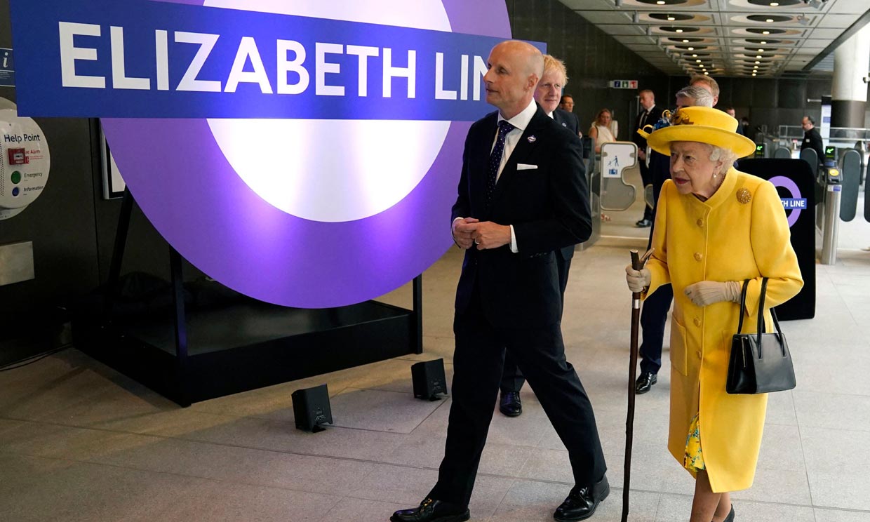 Isabel II en la línea de metro con su nombre