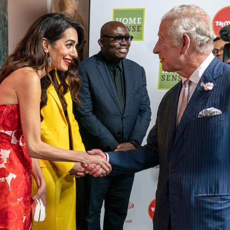 Amal Clooney, acompañada por uno de los referentes de su vida en una noche junto al príncipe Carlos 