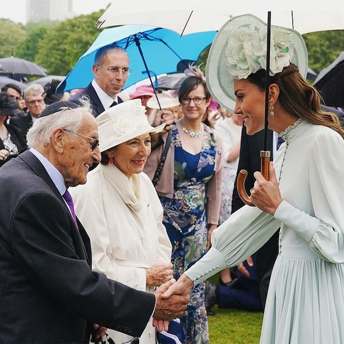 Los duques de Cambridge disfrutan de una fiesta bajo la lluvia con un entrañable reencuentro