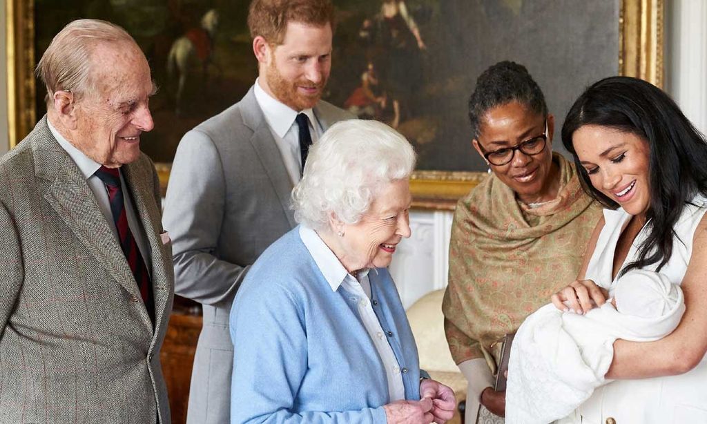 Isabel II es presentada a su bisnieto Archie