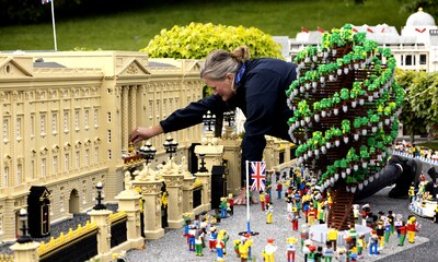 Un pastel gigante de Isabel II, 'merchandising' real, un Buckingham Palace de Lego... llega la locura por el Jubileo de Platino