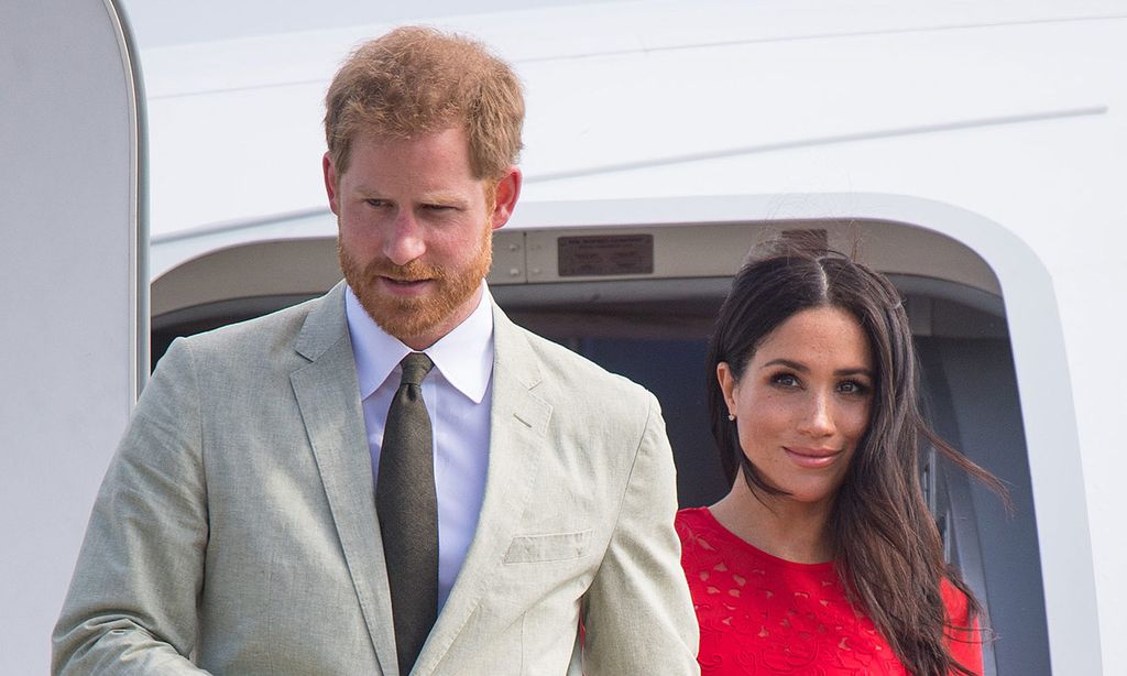 El príncipe Harry y Meghan Markle aterrizan en Reino Unido con sus hijos
