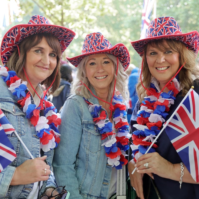Los británicos se vuelcan para disfrutar de un histórico desfile militar en el que participa la Familia Real