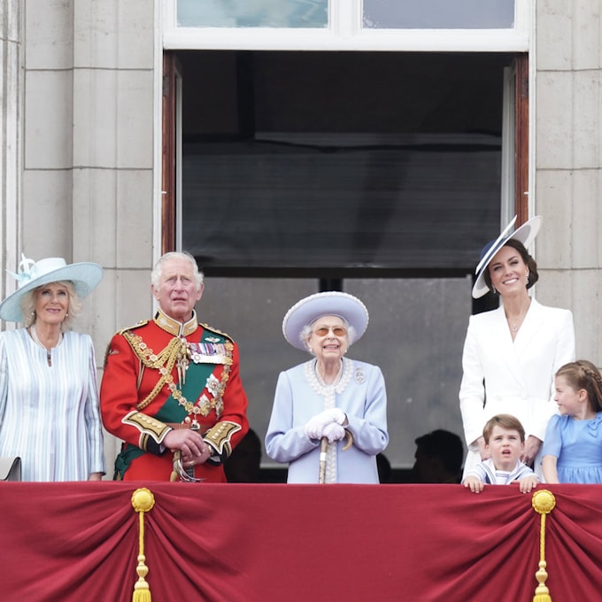 Isabel II marca la diferencia entre los que están en el balcón y los que no
