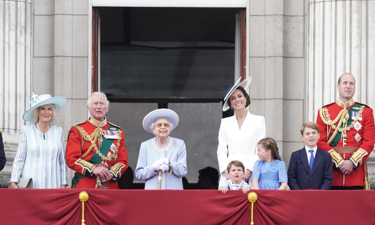 Isabel II marca la diferencia entre los que están en el balcón y los que no