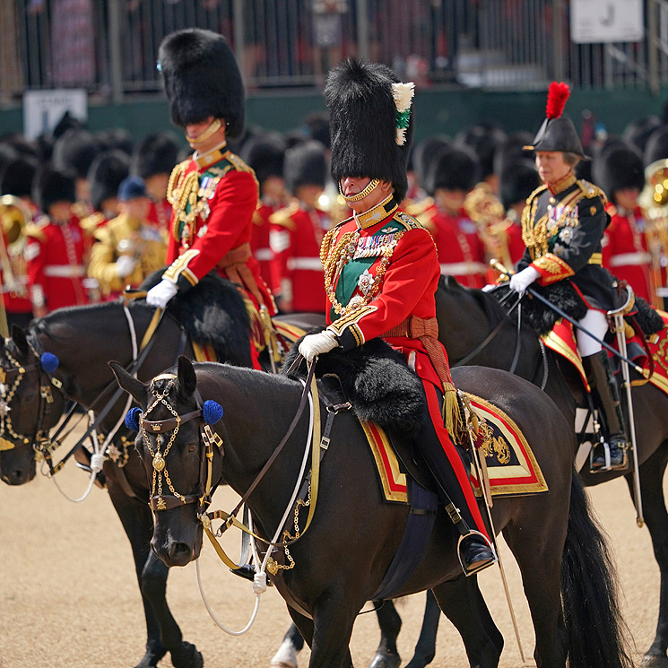 Los príncipes Carlos, Guillermo y Ana participan a caballo en el espectacular desfile del Jubileo de Platino