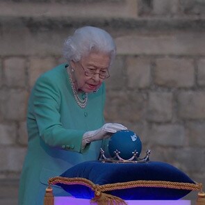 Isabel II, exultante en el encendido de antorchas con el que Reino Unido se ilumina en su honor