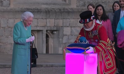Isabel II, exultante en el encendido de antorchas con el que Reino Unido se ilumina en su honor