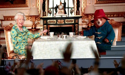 Isabel II sorprende con un divertido sketch junto al oso Paddington al ritmo de 'We will rock you'
