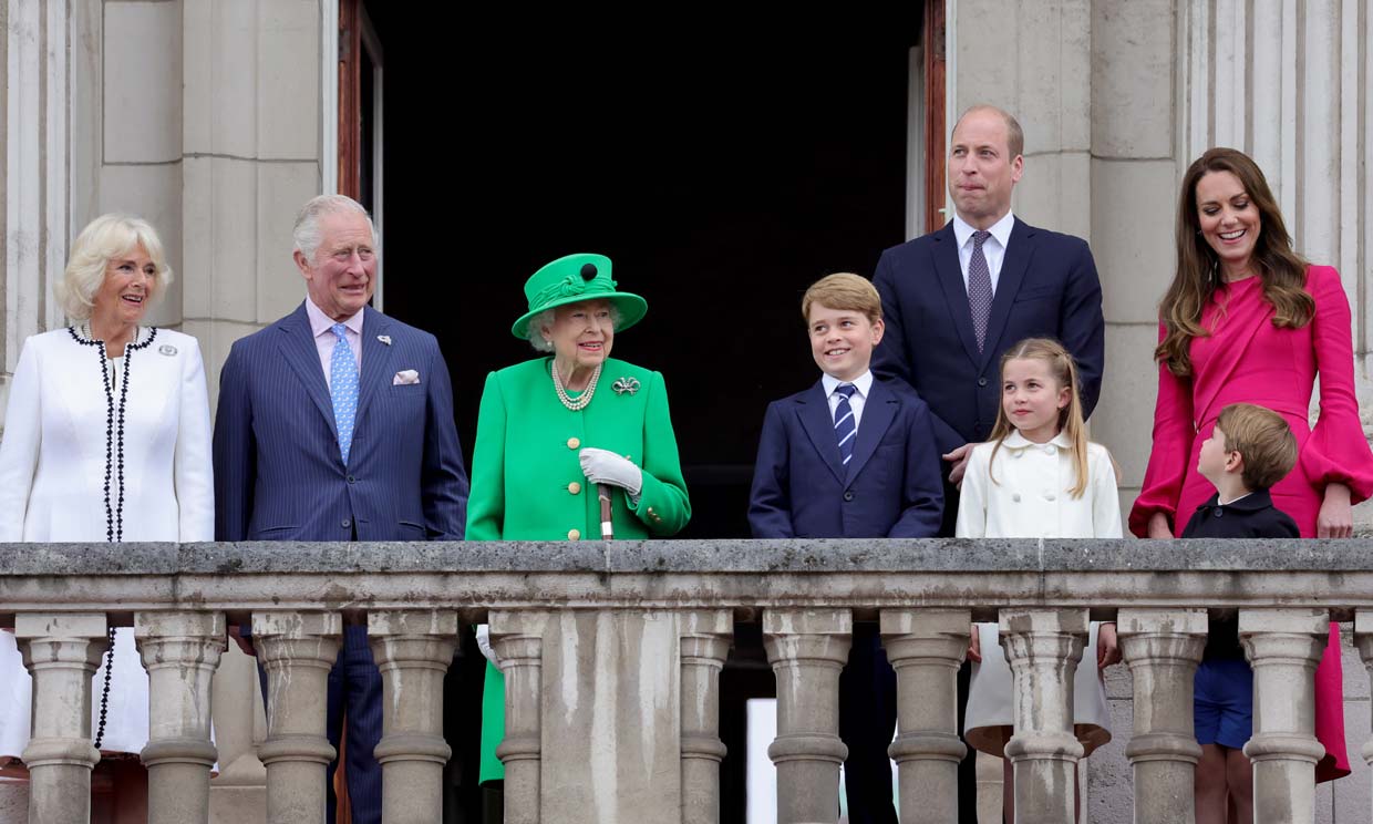Isabel II con el príncipe Carlos, Camilla, los duques de Cambridge y sus hijos
